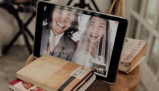 زوجان فلبينيان يواجهان "حجر كورونا" بزفاف "أون لاين"