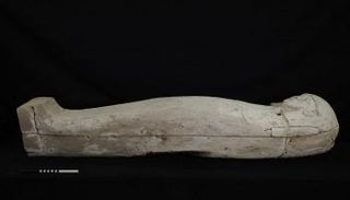 تابوت خشبي يعود للأسرة الـ17 الفرعونية