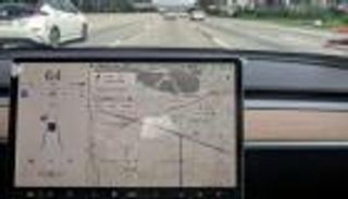 فيديو.. شاهد ما سيحدث لو انطلقت سيارة تسلا وهي على وضع القيادة الذاتية