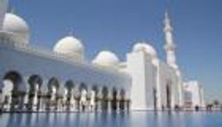 نقل "التراويح" من جامع الشيخ زايد الكبير بأبوظبي عبر البث المباشر