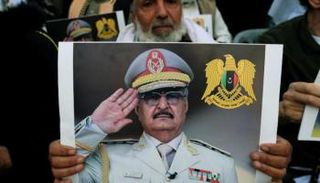 مواطن يحمل صورة القائد العام للجيش-أرشيفية