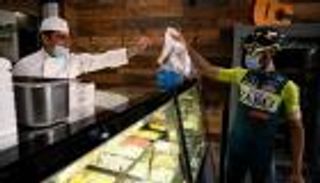 دراج محترف يستبدل طواف إيطاليا بتوصيل الطعام