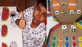 الطفل دانيلو مع ألعابه التي صنعتها له والدته