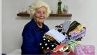 "خيّاطة المودة".. جدة إيطالية تصنع الكمامات للأحفاد والأصدقاء