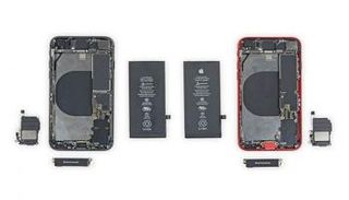 أجزاء من هاتفي أبل iPhone SE وiPhone 8