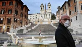 رجل يرتدي كمامة في شوارع إيطاليا