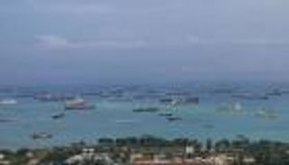 سر الناقلات العملاقة على ساحل سنغافورة.. لا أحد يشتري النفط