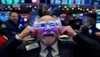 الناجون من إعصار كورونا ينعشون الأسهم في وول ستريت