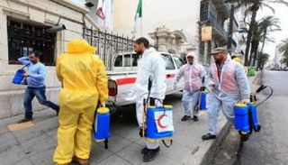 الهلال الأحمر الجزائري يتطوع بعمليات تعقيم الشوارع