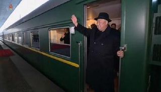 زعيم كوريا الشمالية كيم جونج أون مستقلا قطاره - أرشيفية 