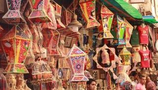 محال مصرية تعرض فوانيس رمضان - أرشيفية