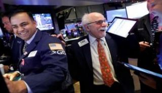 متعاملون أثناء التداول في البورصة الأمريكية