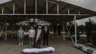 الصلاة على أحد ضحايا فيروس كورونا في إيران - أرشيفية