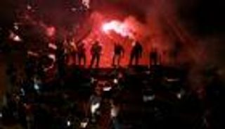 محتجون لبنانيون يضرمون النار بمصارف في طرابلس