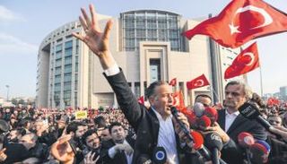 دومانلي رئيس التحرير السابق لصحيفة 