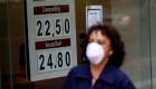 الدولار يفقد مكاسبه قبيل اجتماع المركزي الأمريكي