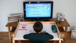 طالب تركي أثناء التعليم عن بعد