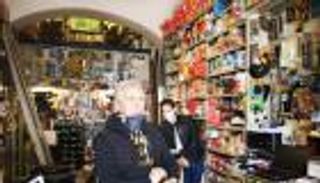 يشتري أقنعة واقية للأطباء بأموال تسلمها بالخطأ