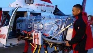 نقل مريض بفيروس كورونا عبر مروحية في ألمانيا