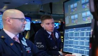 متعاملون أثناء التداول في البورصة الأمريكية