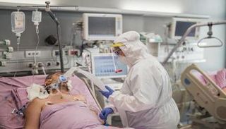 مصاب بكورونا داخل أحد المستشفيات - أرشيفية