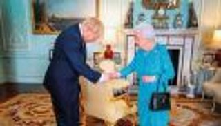 إليزابيث وجونسون.. مكالمة هاتفية بديلة للاجتماع الأسبوعي