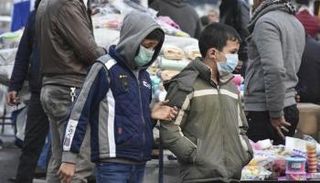 طفلان يضعان كمامات للوقاية من كورونا