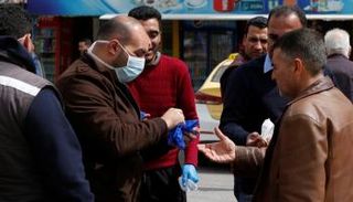 سائقو تاكسي أردنيون يرتدون الكمامة للوقاية من كورونا