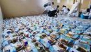 الإمارات توزع 400 سلة غذائية على أهالي حضرموت اليمنية
