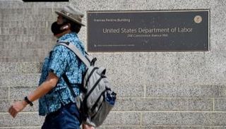 فيروس كورونا ينتقل عادة من شخص لآخر عن طريق الجزيئات التنفسية الكبيرة 