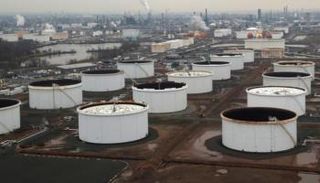 خزانات للنفط - أرشيفية