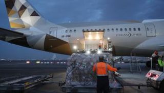 طائرة إماراتية تحمل إمدادات طبية