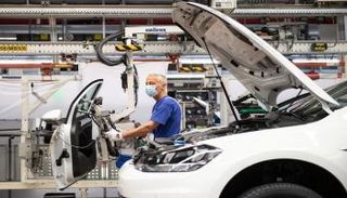 عامل يرتدي كمامة داخل أحد المصانع في ألمانيا 