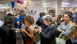 ملتقى توظيف بمدينة لوس أنجلوس - رويترز