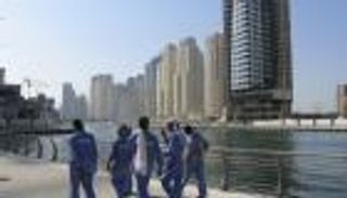 إجراءات الإمارات لحماية العمال في زمن "كورونا".. إرث إنساني عظيم