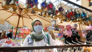 إحدى السيدات المصريات تختار بين عدد من فوانيس رمضان 