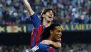 منذ 15 عاما.. رونالدينيو يطلق شرارة أهداف ميسي مع برشلونة