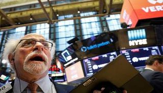 صدمة أحد المتعاملين في بورصة نيويورك- رويترز