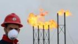 تخمة المعروض ينزل بالنفط إلى 26 دولارا