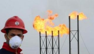 عامل يرتدي كمامة داخل إحدى منصات النفط