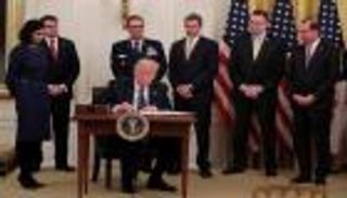 ترامب يتوعد بفرض رسوم جمركية على الصين بسبب كورونا