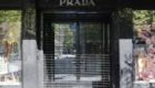 أول عرض أزياء افتراضي في التاريخ.. نجمات العالم بالمنزل