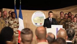 ماكرون خلال زيارته للقوات الفرنسية المشاركة في 