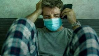 رجل يرتدي كمامة للوقاية من فيروس كورونا