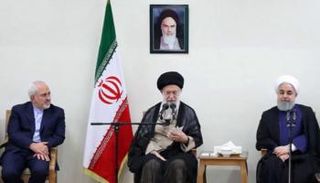 مرشد إيران وسط الرئيس الإيراني ووزير الخارجية