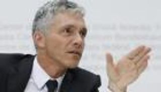 برلمان سويسرا يطالب بعزل النائب العام بسبب رئيس الفيفا