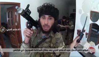 أحد المرتزقة السوريين ومجموعته في طرابلس