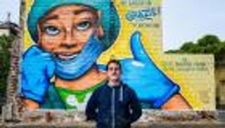 "كي لا ننسى".. جدارية عملاقة لتكريم الطواقم الطبية في إيطاليا