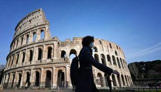 شخص يرتدي كمامة في إيطاليا