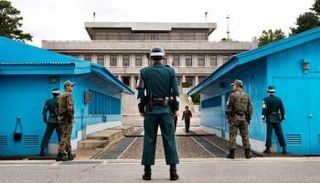 حراس على الحدود بين الكوريتين في المنطقة منزوعة السلاح